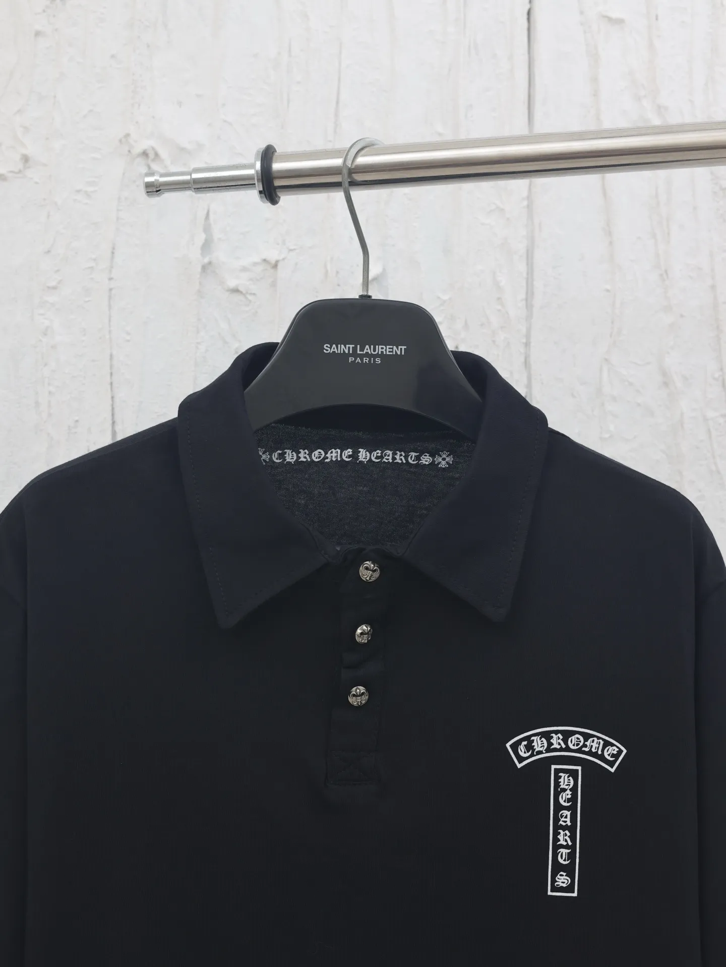 🅿️310 Come Hearts*/Cro Hearts 25SS Sanskrit printed polo shirt. The fabric is made of custom-woven and dyed 220g pure cotton. It has a soft and waxy feel. The upper body is very skin-friendly. Versatile and simple. The neckline and chest are printed with imported ink three-dimensional printing. There is no difference in size and position. Customized silver-plated buttons. Full set of accessories. Size: S/M/L/XL